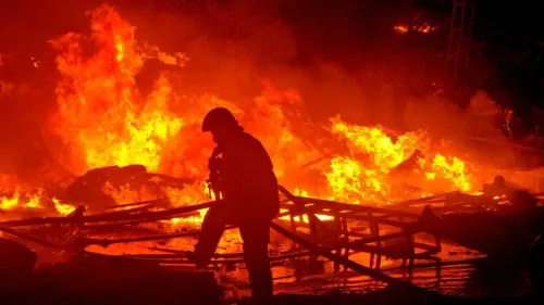 شخصية عسكرية واقفة أمام حريق هائل، تعكس تصاعد التوترات في لبنان نتيجة الصراع مع إسرائيل وتأثيره على المدنيين.