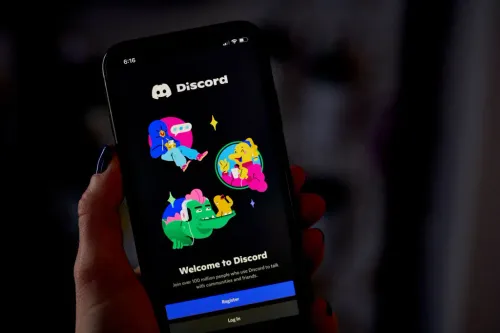 شاشة هاتف تعرض واجهة تسجيل دخول تطبيق Discord مع رسومات ملونة لشخصيات رمزية، تعكس أهمية المنصة في التواصل للألعاب الرقمية.