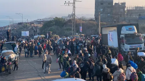 عودة مئات الآلاف من النازحين الفلسطينيين إلى شمال غزة، مع اكتظاظ الشارع بالمدنيين والسيارات محملة بالمتعلقات.