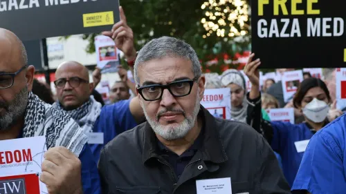 تجمع مجموعة من الأطباء في مظاهرة لدعم حرية التعبير، يحملون لافتات تطالب بالإفراج عن العاملين في المجال الطبي في غزة.