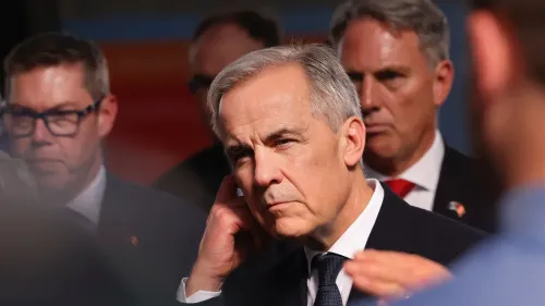 رئيس الوزراء الكندي مارك كارني يتحدث في مؤتمر صحفي، مع وجود مسؤولين آخرين في الخلفية، مع التركيز على قضايا السياسة الخارجية.