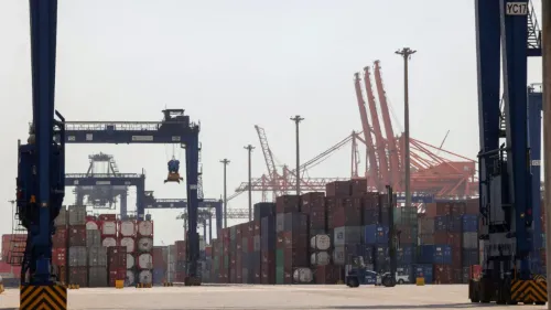 صورة لميناء جدة الإسلامي تُظهر حاويات وشاحنات، مع رافعات تعمل في خلفية الميناء، تعكس أهمية الشراكة الاستراتيجية بين موانئ دبي العالمية وميرسك.