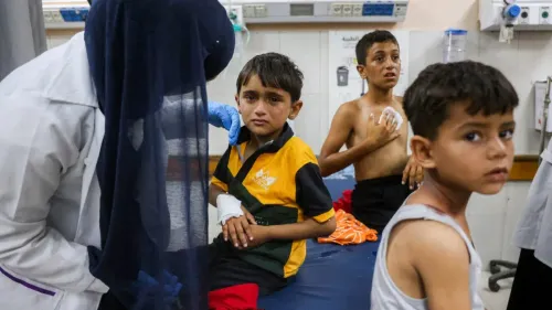 أطفال فلسطينيون مصابون يتلقون العلاج في مستشفى بغزة، يعكسون تأثير العنف المستمر على الأطفال في النزاع.