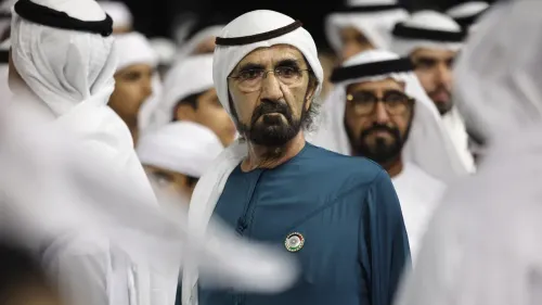 محمد بن راشد آل مكتوم يرتدي الكندورة والغترة وسط رجال إماراتيين، في سياق الحديث عن دوره السياسي ودعم الإمارات لقوات الدعم السريع في السودان.