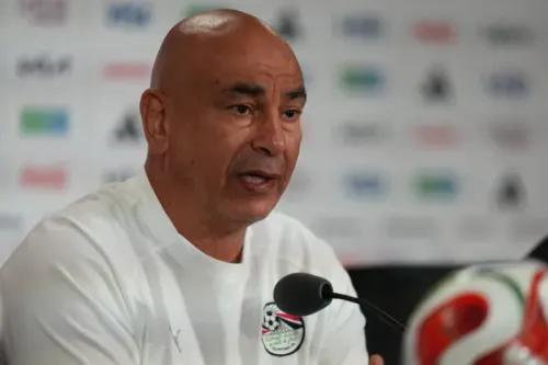 المدرب حسام حسن يتحدث خلال مؤتمر صحفي قبل مباراة مصر ضد نيوزيلندا في كأس العالم، مع التركيز على الطموحات التاريخية للفراعنة.