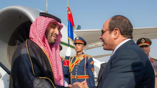 لقاء بين ولي العهد السعودي محمد بن سلمان والرئيس المصري عبد الفتاح السيسي، وسط حرس الشرف، يعكس تعزيز العلاقات بين البلدين.