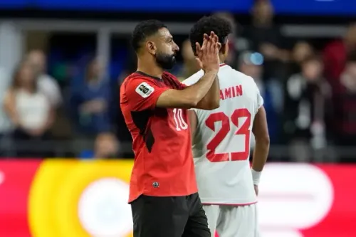 محمد صلاح، لاعب المنتخب المصري، يودع الملعب بعد إصابته في الركبة خلال مباراة كأس العالم ضد إيران، مما أثار قلق الجماهير.
