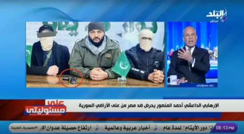 صورة لأحمد المنصور مع رجال ملثمين، يحملون مسدسًا ورصاصة، وعلم مصري قديم، تعبر عن دعواته للمظاهرات ضد السيسي.