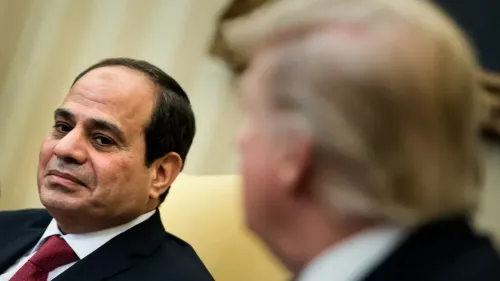 صورة تظهر الرئيس المصري عبد الفتاح السيسي أثناء حديثه مع الرئيس الأمريكي دونالد ترامب، تعكس التوترات السياسية حول خطة ترامب لتهجير الفلسطينيين من غزة.