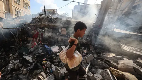 طفل يحمل حقيبة في منطقة مدمرة بغزة، وسط الدمار والدخان، مع بقايا المباني المحطمة خلفه، يعكس معاناة المدنيين خلال النزاع.