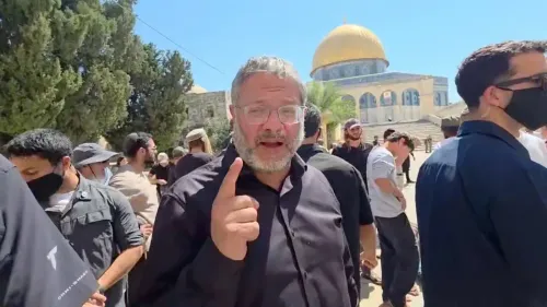 رجل يتحدث أمام قبة الصخرة في المسجد الأقصى وسط تجمع لمستوطنين إسرائيليين خلال اقتحامات مثيرة للجدل في القدس الشرقية.
