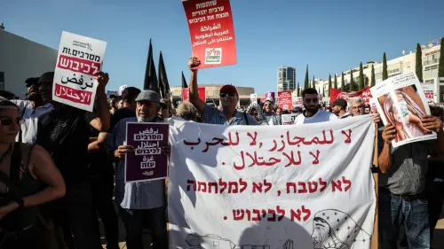 مظاهرة حاشدة في عرابة حيث يحمل المتظاهرون لافتات تطالب بالإصلاح السياسي ورفض الاحتلال، تعبيرًا عن الغضب من زيادة الجريمة.