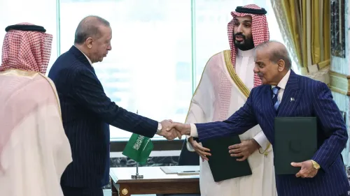 قادة تركيا والسعودية وباكستان يتبادلون التوقيعات ويصافحون خلال توقيع اتفاقية الدفاع المشترك في مكة المكرمة.