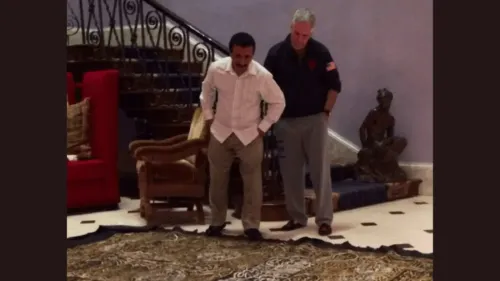 يظهر جيفري إبشتاين وسلطان أحمد بن سليم يتفقدان الكسوة السوداء المطرزة بالذهب للكعبة، موضوعة على الأرض في مكان داخلي.