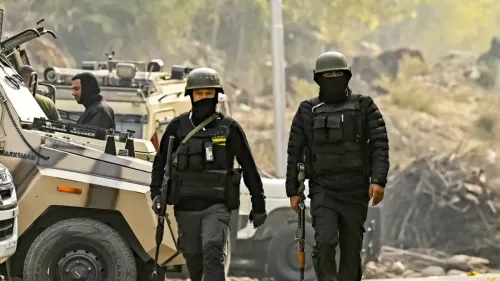 عناصر من القوات الخاصة الباكستانية يرتدون زيًا عسكريًا كاملًا، يسيرون بالقرب من مركبة مدرعة، في سياق العمليات العسكرية في المنطقة الحدودية.