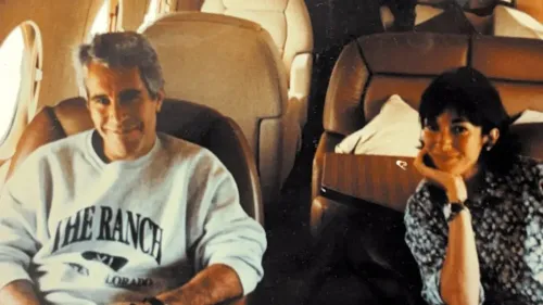 صورة لجيفري إبشتاين وجيلاين ماكسويل داخل طائرة خاصة، حيث يظهران في وضع مريح يعكس علاقتهما الوثيقة.