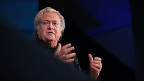 ستيف بانون يتحدث في حدث عام، مع التركيز على تعليقات حول جورج نادر وعلاقاته مع السلطات الأمريكية.