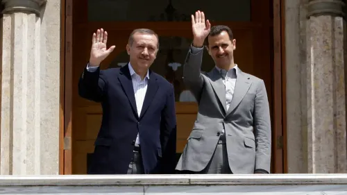 صورة تجمع الرئيس التركي رجب طيب أردوغان والرئيس السوري بشار الأسد، حيث يلوحان بيديهما من شرفة، تعكس العلاقات السياسية بين البلدين.