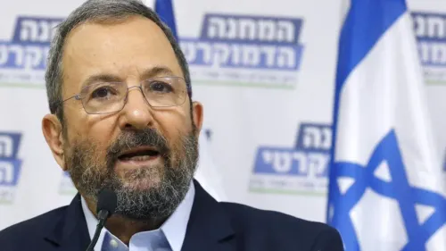 إيهود باراك يتحدث في مؤتمر صحفي، مع العلم الإسرائيلي خلفه، في سياق تغطية علاقاته بجيفري إبشتاين.