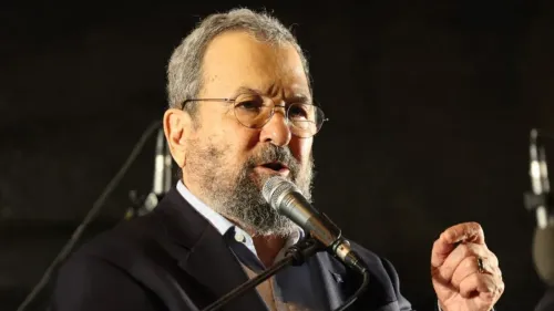 إيهود باراك يتحدث في مؤتمر، مع التركيز على قضايا ديموغرافية في إسرائيل، وسط جدل حول العلاقات مع المهاجرين.