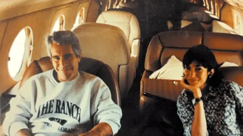 صورة لجيفري إبشتاين وجيلاين ماكسويل داخل طائرة خاصة، تعكس علاقتهما الوثيقة وتاريخهما المشترك في قضايا مثيرة للجدل.