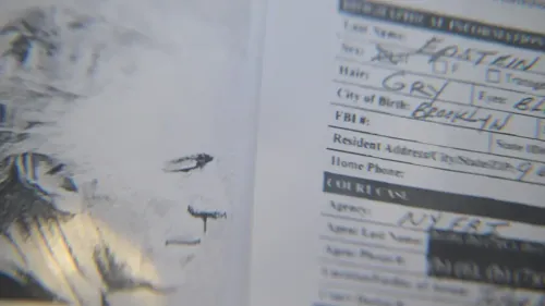 وثيقة FBI تحتوي على معلومات عن جيفري إبشتاين، تتضمن تفاصيل حول علاقته بإيهود باراك ومكالمات مع آلان ديرشوفيتز.