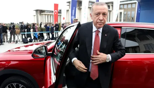 الرئيس التركي رجب طيب أردوغان يخرج من سيارة حمراء خلال حدث عام، وسط حشد من الصحفيين والكاميرات.