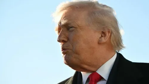 تصريح للرئيس الأمريكي دونالد ترامب أثناء مؤتمر، مع التركيز على ملامح وجهه وتعبيراته، في سياق مناقشات حول خطة السلام في غزة.