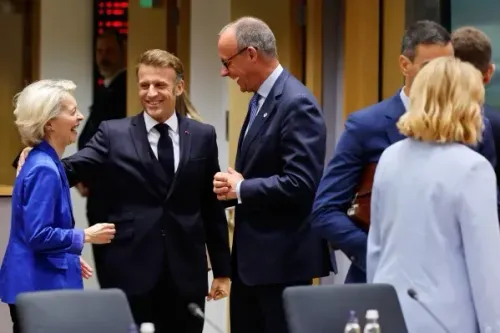 قادة الاتحاد الأوروبي يتبادلون التحيات خلال قمة في بروكسل لمناقشة خطة تعزيز الدفاع الأوروبي حتى عام 2030.