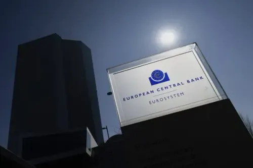 شعار البنك المركزي الأوروبي مع مبنى البنك في فرانكفورت، يرمز إلى خفض أسعار الفائدة لدعم النمو الاقتصادي في منطقة اليورو.