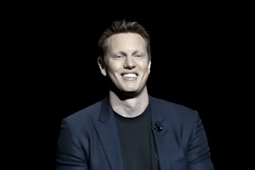 ديفيد إليسون، رئيس Paramount، يبتسم خلال حديثه عن مستقبل الإنتاج السينمائي بعد اندماج الشركات الكبرى وتأثيره على صناعة الأفلام.
