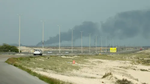 تصاعد الدخان من منشأة صناعية في المنطقة، مما يشير إلى حريق محتمل نتيجة الهجمات على البنية التحتية للطاقة في الشرق الأوسط.