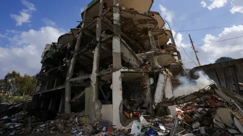 مبنى مدمر في لبنان نتيجة الهجمات الأخيرة، يظهر آثار الدمار والخراب، مما يعكس الوضع الإنساني المتدهور في البلاد.