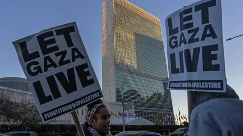محتجون يحملون لافتات تطالب بإعطاء غزة فرصة للعيش أمام مبنى الأمم المتحدة، تعبيرًا عن رفضهم للقرارات الأمريكية بشأن غزة.