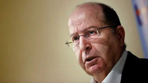 وزير الدفاع الإسرائيلي السابق موشيه يعلون يتحدث بجدية، مع التركيز على انتقاد تفوق اليهود وأثره على الفلسطينيين.