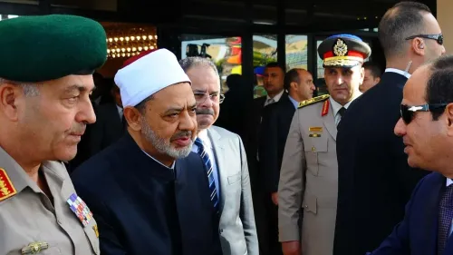 اجتماع بين أحمد الطيب، شيخ الأزهر، ورئيس مصر عبد الفتاح السيسي، مع مسؤولين عسكريين، وسط توترات حول بيان يدين تجويع غزة.