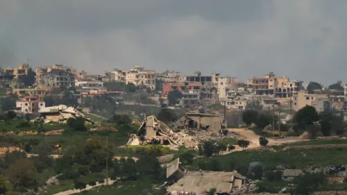 صورة تظهر آثار الدمار في بلدتي بنت جبيل وخيام، مع تركز على المباني المهدمة والخلفية الجبلية، تعكس الصمود في وجه القصف الإسرائيلي.