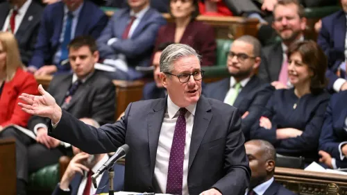 كير ستارمر، رئيس وزراء المملكة المتحدة، يتحدث في البرلمان، مع أعضاء آخرين في الخلفية، خلال مناقشة حول تحقيقات المحكمة الجنائية الدولية.