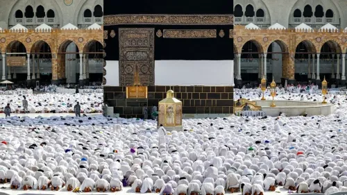 جموع من الحجاج يؤدون الصلاة أمام الكعبة المشرفة في مكة، مع تواجد أعداد كبيرة من المسلمين في أجواء روحانية خلال موسم الحج.
