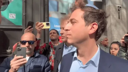 تجمع مجموعة من الأشخاص في الشارع، بعضهم يحمل هواتفهم لتصوير حدث مرتبط بالحملة ضد معاداة السامية.