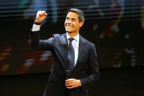 روب جيتن، زعيم حزب D66، يرفع يده في إشارة النصر خلال احتفاله بفوز حزبه في الانتخابات الهولندية، وسط أجواء من الحماس والتفاؤل.