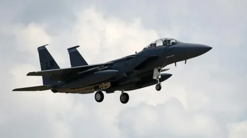 طائرة F-15 تحمل رمز "LN" أثناء اقترابها من الهبوط في قاعدة سلاح الجو الملكي البريطاني لاكينهيث، المستخدمة من قبل القوات الأمريكية.