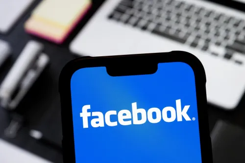 شاشة هاتف تعرض شعار فيسبوك، تعكس تجربة Meta الجديدة لاختبار عرض الفيديو بملء الشاشة في الهند لتعزيز خاصية Reels.