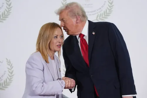 الرئيس الأمريكي السابق دونالد ترامب يصافح رئيسة وزراء إيطاليا جورجيا ميلوني خلال لقاء رسمي يعكس التوترات السياسية وتأثيرها على العلاقات الأوروبية.