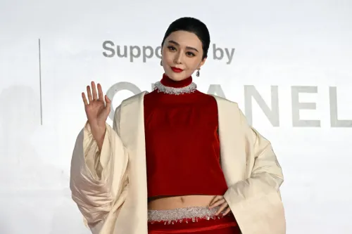 ممثلة آسيوية ترتدي فستاناً أحمر ومعطفاً أبيض في مهرجان بوسان السينمائي الدولي، تعبير عن الأناقة والاحتفال بالسينما الآسيوية.