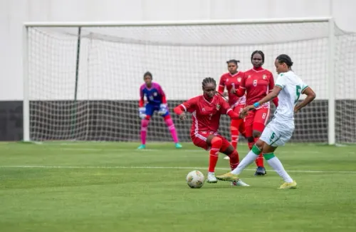 فتيات سودانيات يلعبن كرة القدم في ملعب بالدار البيضاء، يمثلن أول مشاركة دولية لمنتخب السيدات منذ اندلاع الحرب الأهلية.
