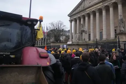 احتجاج مزارعين أمام الجمعية الوطنية في باريس، مع جرار زراعي في المقدمة، يعبرون عن معارضتهم لاتفاق التجارة الحرة مع دول أمريكا الجنوبية.