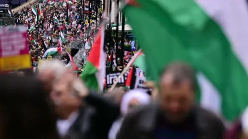 تظاهرة حاشدة في لندن لدعم فلسطين، حيث يحمل المتظاهرون الأعلام الفلسطينية واللافتات، تعبيراً عن التضامن مع غزة.