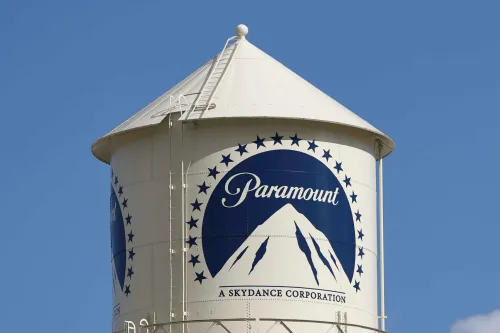 خزان مياه يحمل شعار شركة Paramount Skydance، المرتبطة بالاستثمار الخليجي في قطاع الإعلام الأمريكي.