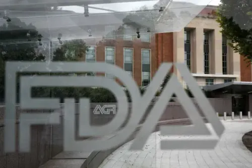 شعار إدارة الغذاء والدواء الأمريكية (FDA) يظهر على واجهة المبنى، مع خلفية توضح المعالم المعمارية للمقر.